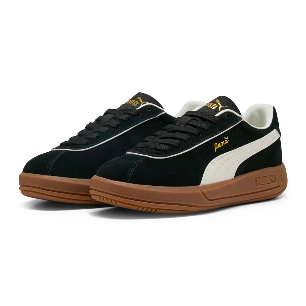 Tênis Puma Klassika feminino preto com detalhes brancos em uso casual